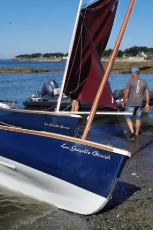 kleines Segelschiff-transportierbar-gazelle-des-sables-boat-a-voile-tradition-architect-naval