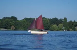 kleines-transportierbares-schiff-gazelle-des-sables-segelschiff-insubmersibles-schiffsarchitekt